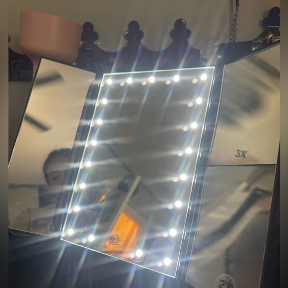 LED mirror for makeup, 3 different mirrors, good condition, comes with charger - Picture 2 of 3